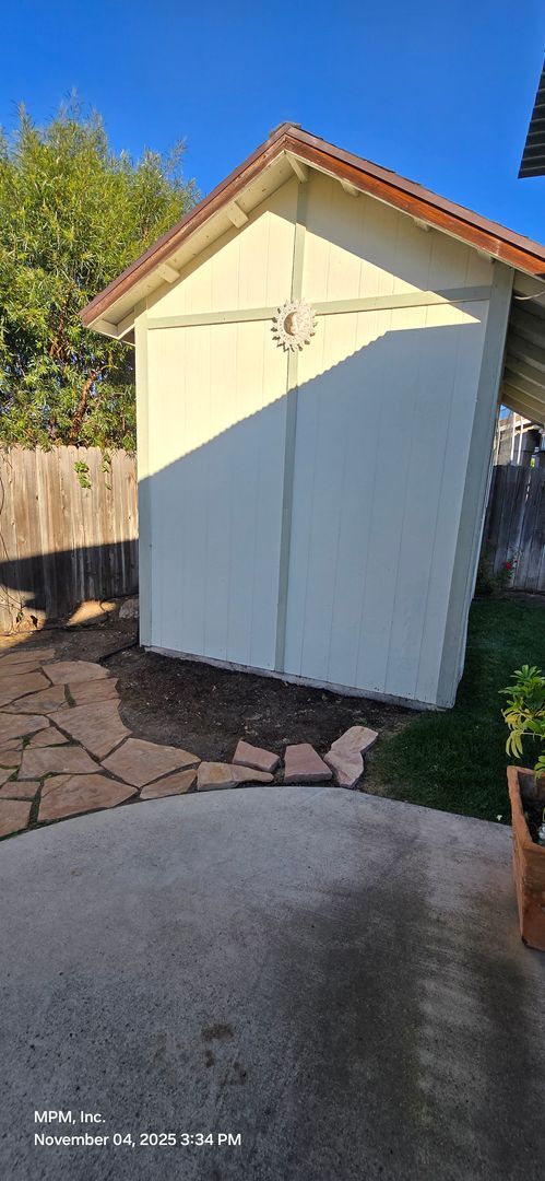 Building Photo - 3 bedroom 2 Bath home with garage, yard an...