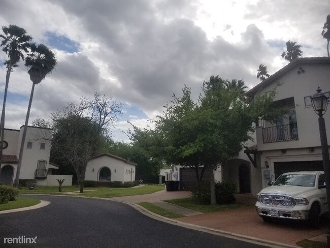 Building Photo - 3 br, 2.5 bath Townhome - 820 S 6TH ST