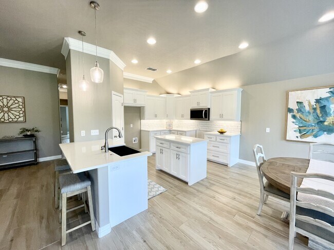 Foto del edificio - 5005 Cy Young Dr