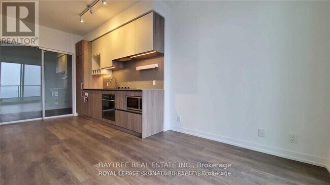 Building Photo - 950 Portage Pkwy