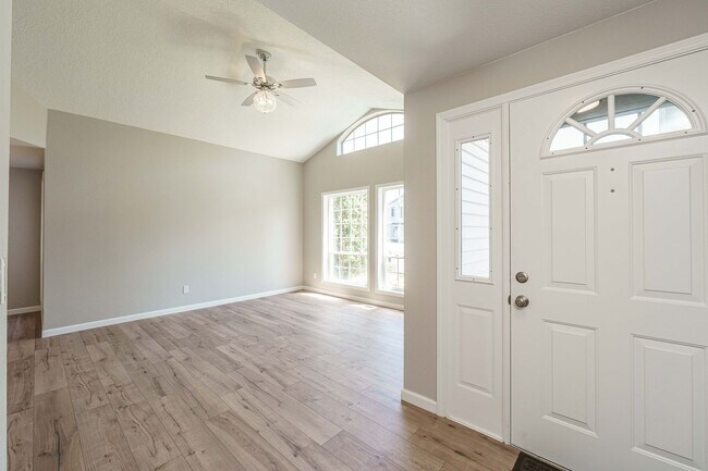 Building Photo - Recently Updated and Move In Ready 3 Bedro...