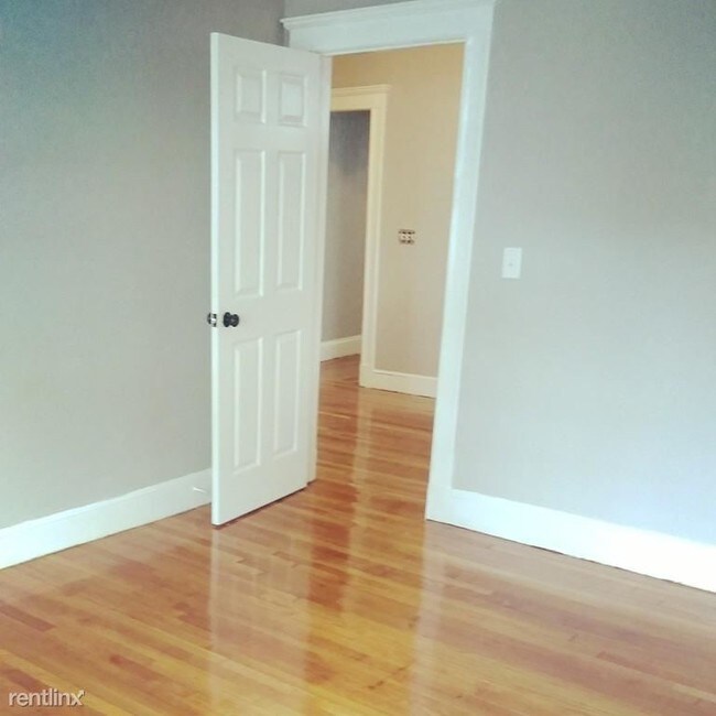 Building Photo - 3 br, 1 bath Triplex - 11 Dyer St