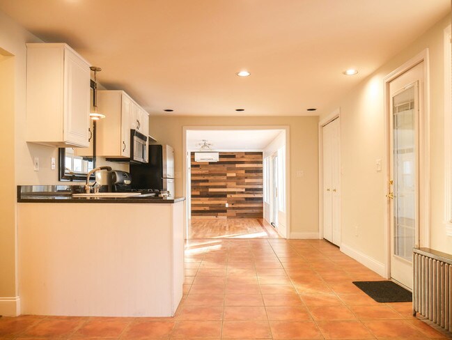 Building Photo - 347 Somers Rd