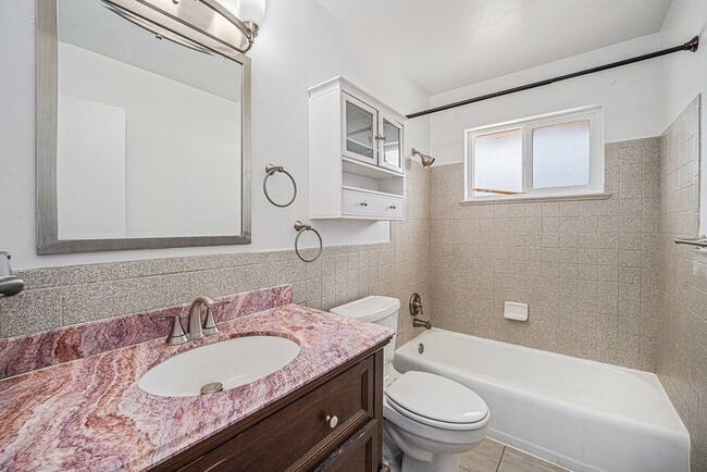 Building Photo - Spacious 4 bedroom home in the heart of Wheat Ridge!