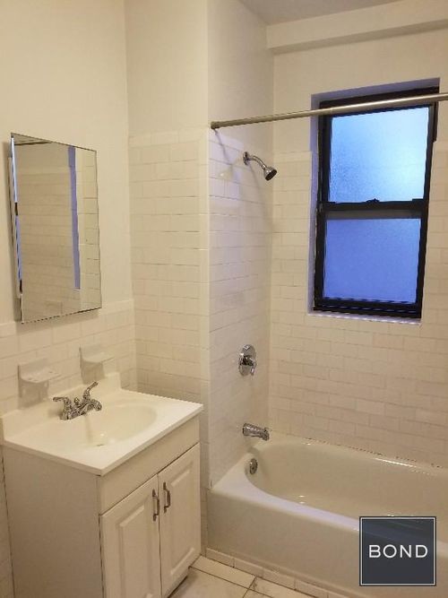 Building Photo - 142 E 55th St