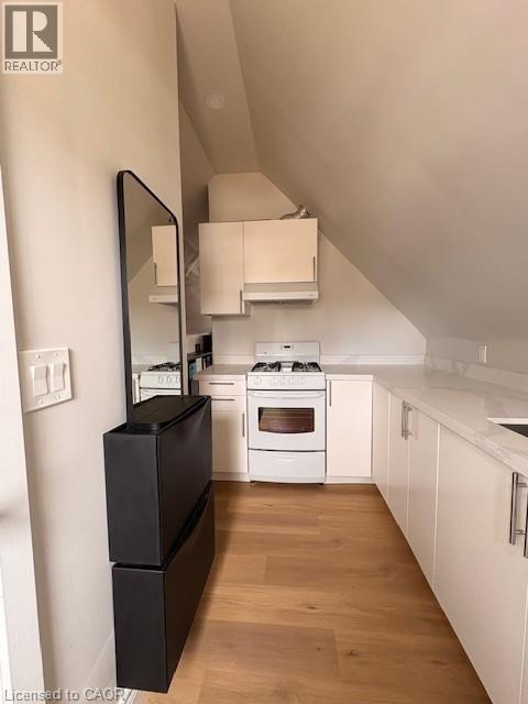 Photo du bâtiment - 27 Strathcona Ave S