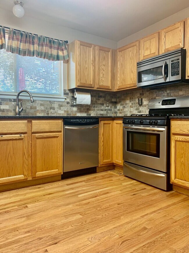 Foto del edificio - Sunny and Spacious Superior Home for Lease!