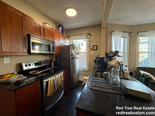 Building Photo - 72 Hillside St