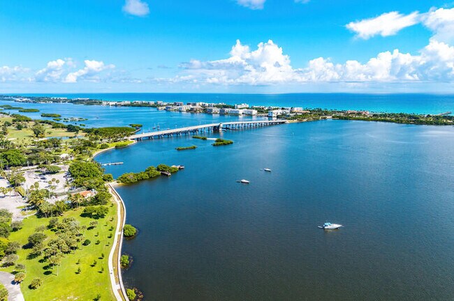 Building Photo - 314 S Palmway