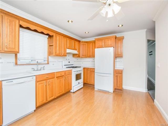 Building Photo - 884 Saw Mill River Rd