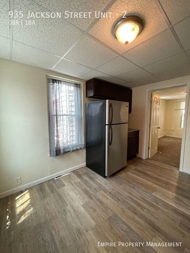 Building Photo - 2nd Floor Studio with a 1-Bathroom in Alle...