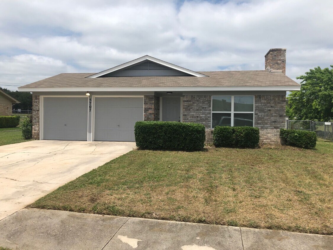 Primary Photo - 3 bedroom 2 Bathroom