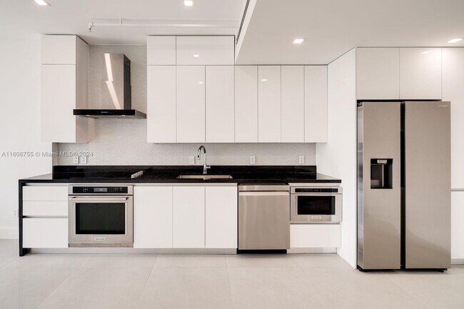 Foto del edificio - 690 SW 1st Ct