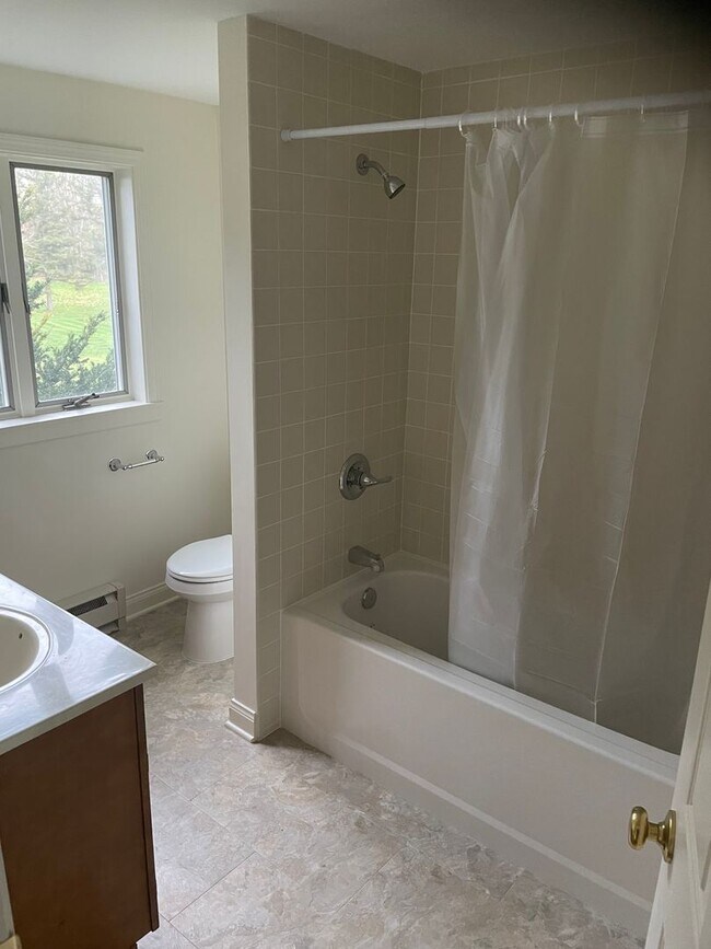 Foto del edificio - 2 Bed, 1 Bath Townhouse- Garage included
