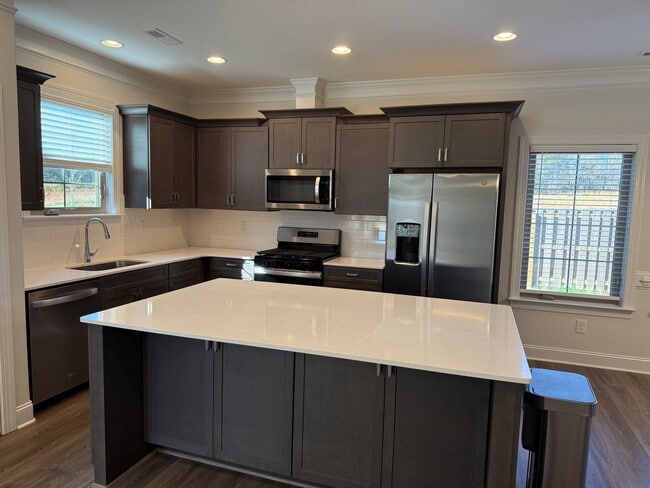 Building Photo - Updated 3 Bedroom High Point Condo with Large Bonus Room!