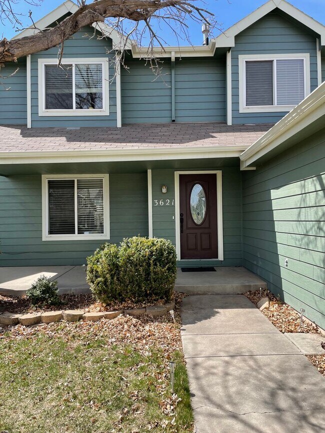 Building Photo - Spacious 3 bed, 2.5 Bath House in Central ...