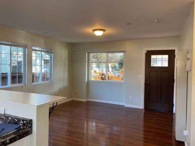 Building Photo - Two bedroom one bath house walking distanc...