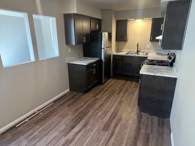 Building Photo - 121 W 2nd St