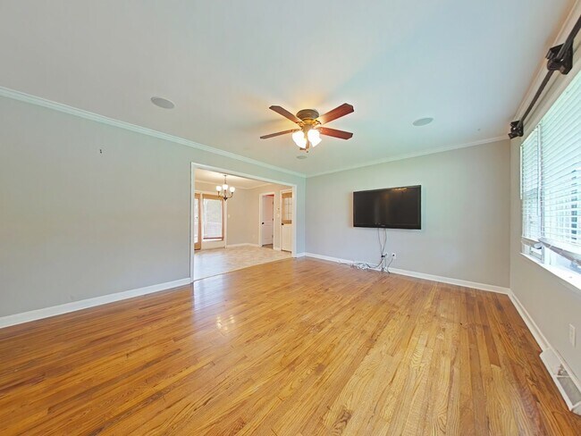 Building Photo - Three Bedroom Brick Ranch in National Hills!