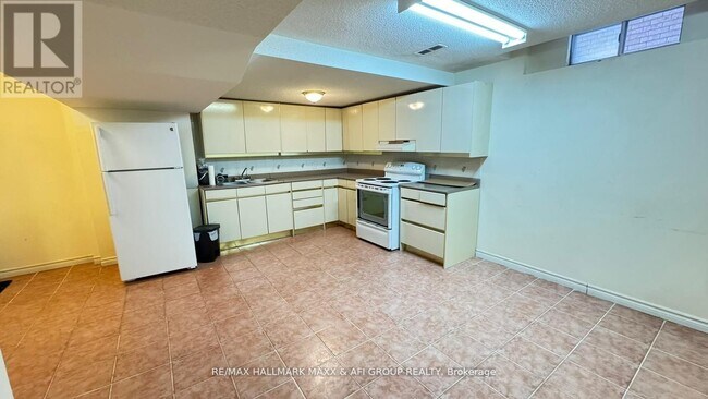 Building Photo - 316 Valleymede Dr