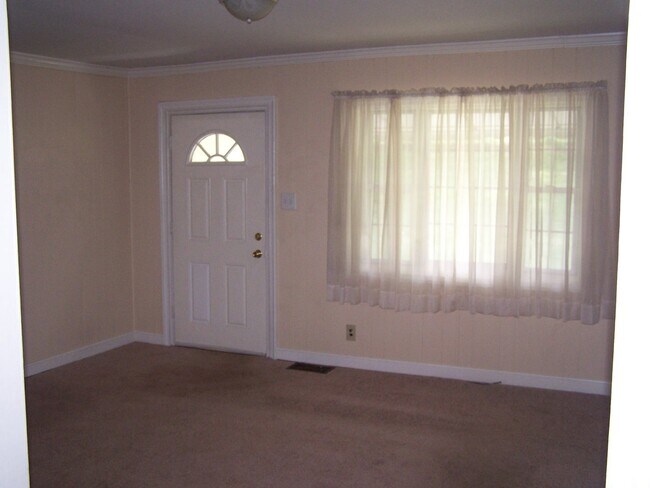Foto del edificio - 3BR/1BA Home on New Walkertown Rd   Move in Special-  1/2 off the first months rent!!