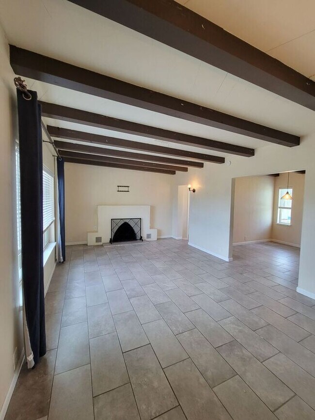 Building Photo - Charming Bungalow