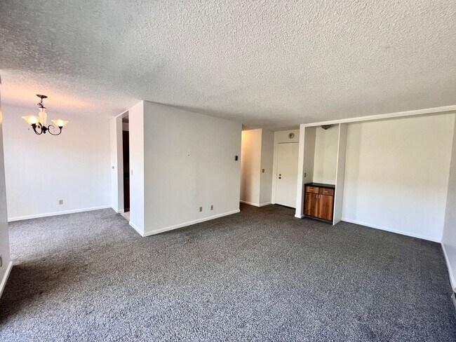 Foto del edificio - Large sunny 1 bedroom with lush courtyard ...