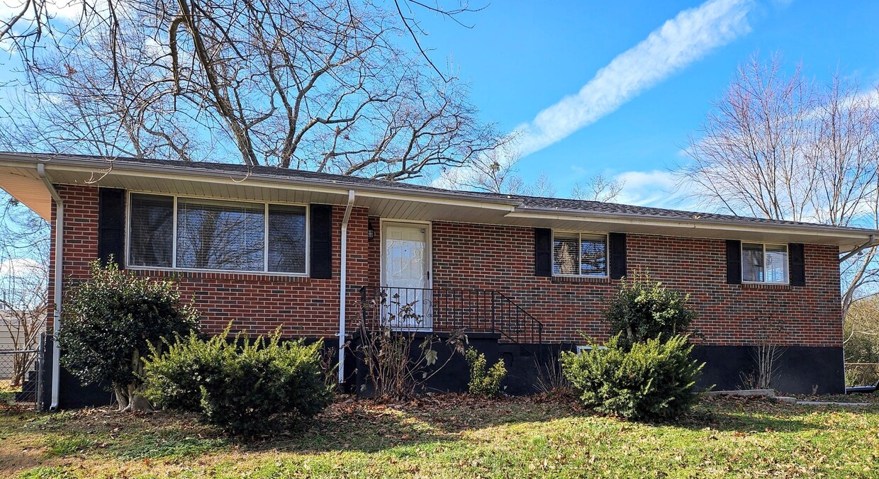 Primary Photo - Spacious 3 bedroom 2 bath home in Rossvill...