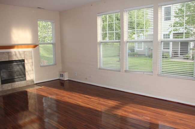 Building Photo - Beautiful 3 Bed/2.5 Bath Townhome Located in Carpentersville!