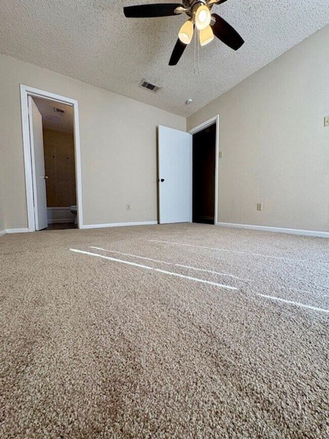 Foto del edificio - G 100-102 Gruver Circle