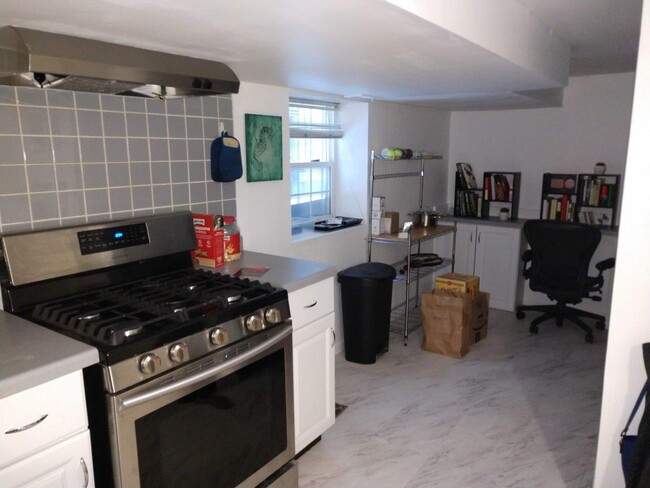 Foto del edificio - 823 N Hoyne Ave
