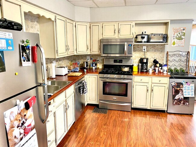 Building Photo - Three Bedroom House with Central Air and W...