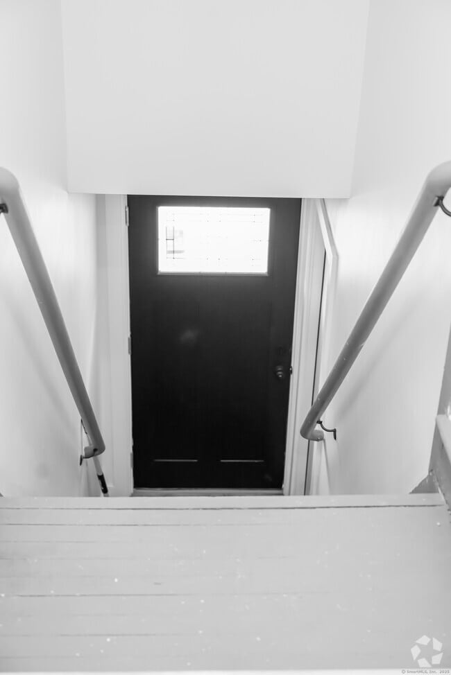 Building Photo - 162 Hobart St