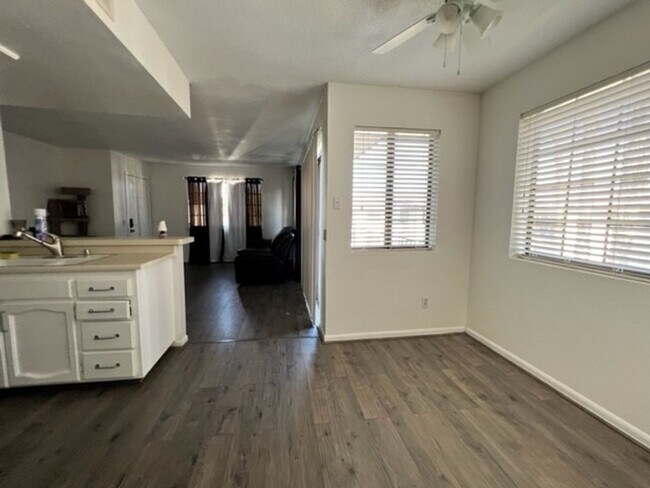Building Photo - Single 1 BR 1BR Recent Remodel w/POOL & SP...