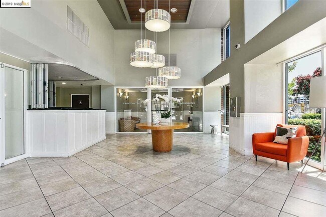 Foto del edificio - 6400 Christie Ave