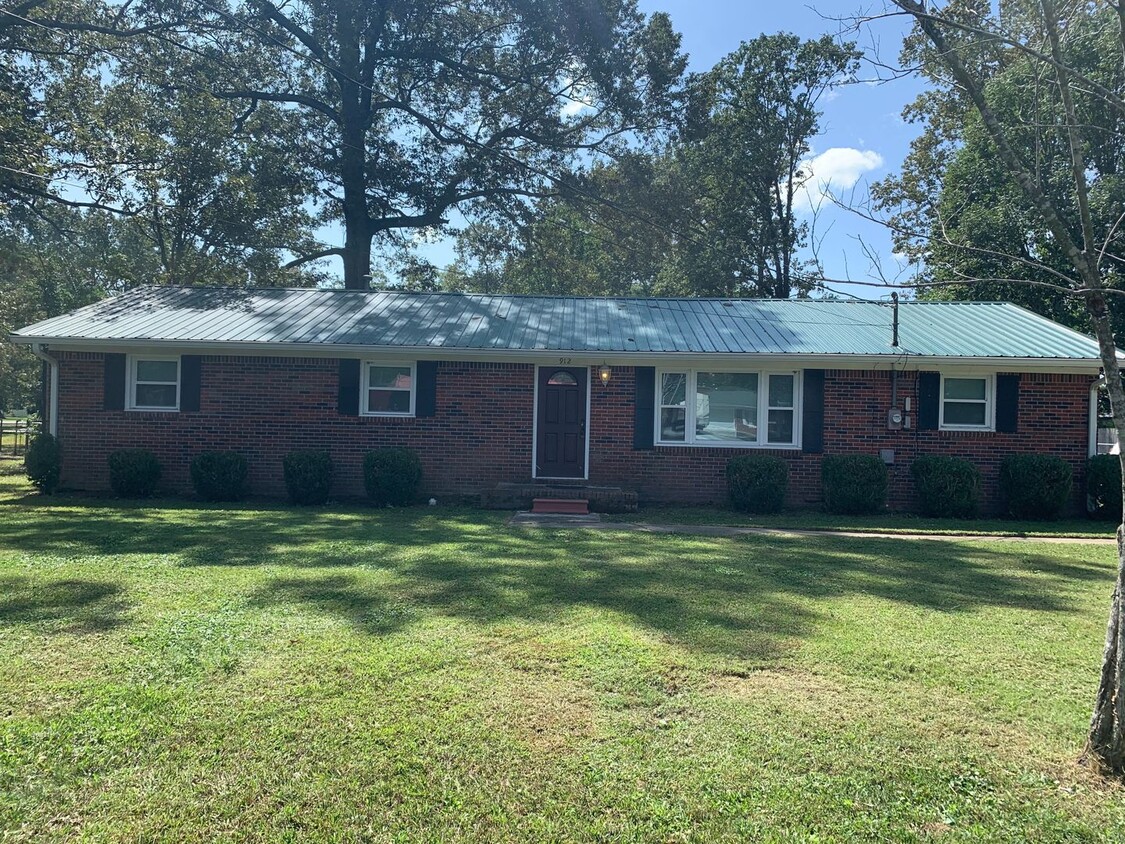 Primary Photo - 4 Bedroom, 2 Bath Brick Home in Manchester...