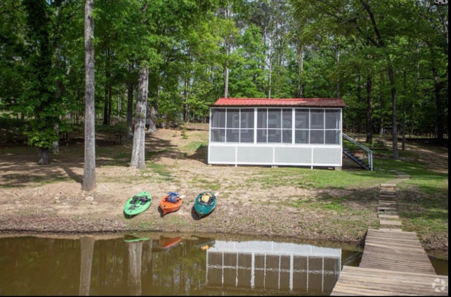 Building Photo - 2207 White Oak Ln