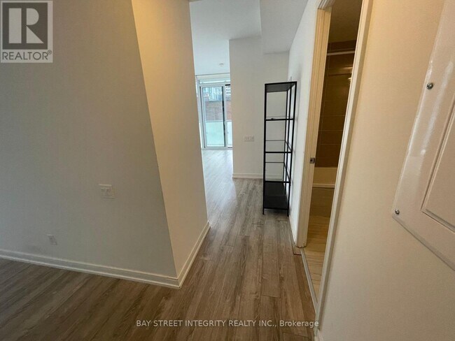 Photo du bâtiment - 28 Wellesley St E