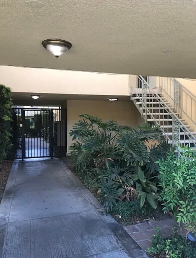 Foto del edificio - 1148 W Huntington Dr