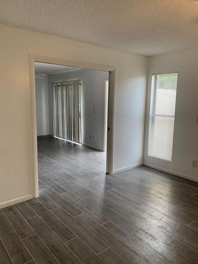 Foto del edificio - 645 Executive Center Dr