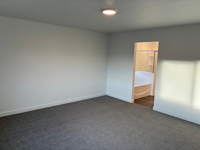 Building Photo - 708 N Plainsman Dr