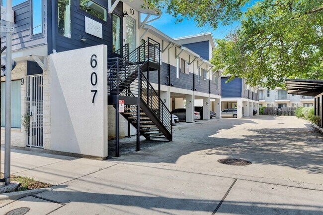 Building Photo - 607 W St Johns Ave