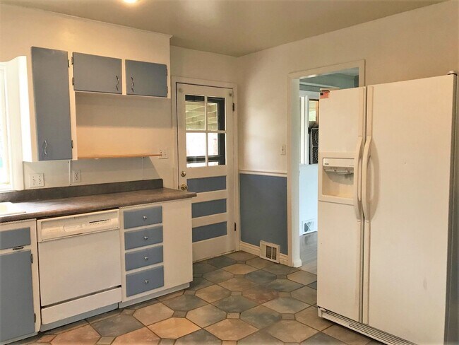 Foto del edificio - 5 bedroom, 2.5 bath home with garage