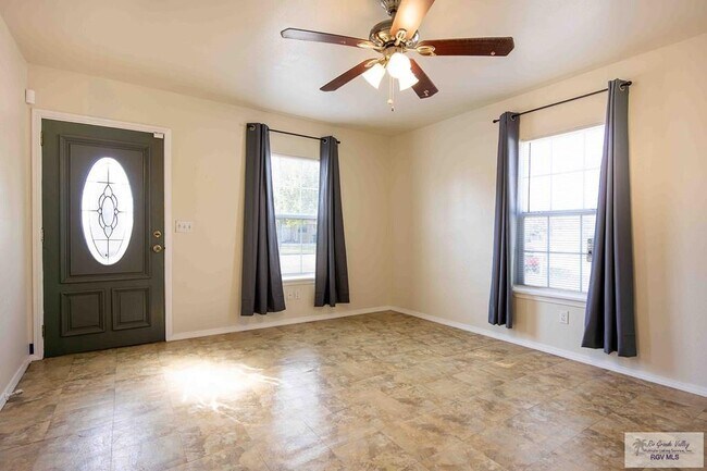 Foto del edificio - 306 W 6th St