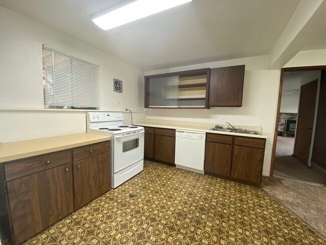 Building Photo - 11111 E 32nd Ave. - Duplex
