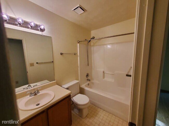 Building Photo - 3 br, 2 bath House - 16 Willow Breeze Ct