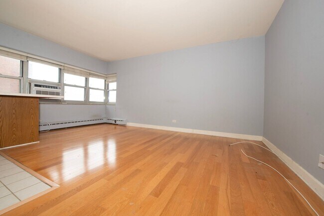 Foto del edificio - 4950 N Marine Dr