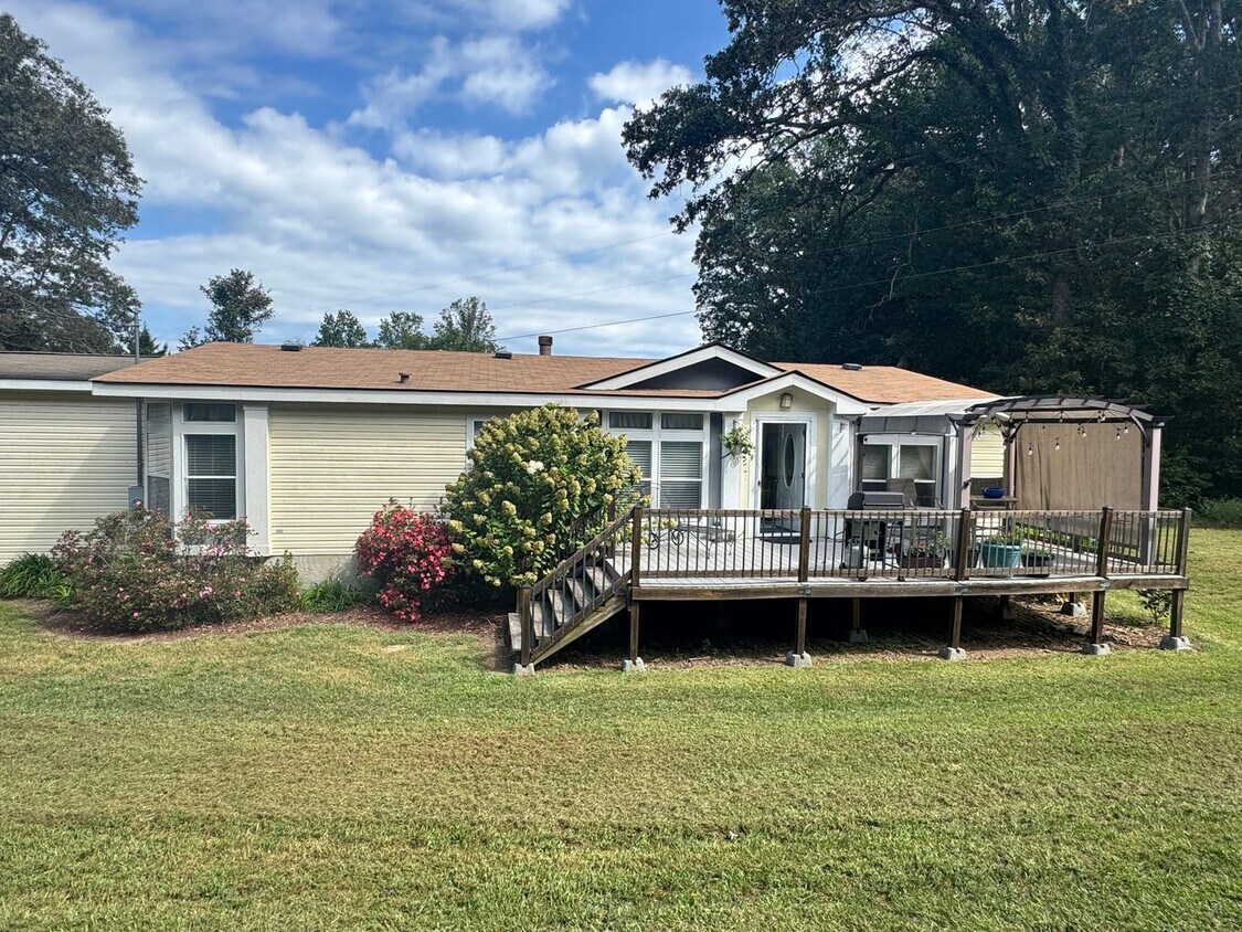 Foto principal - Spacious 3-Bedroom Home with Fenced Lot an...