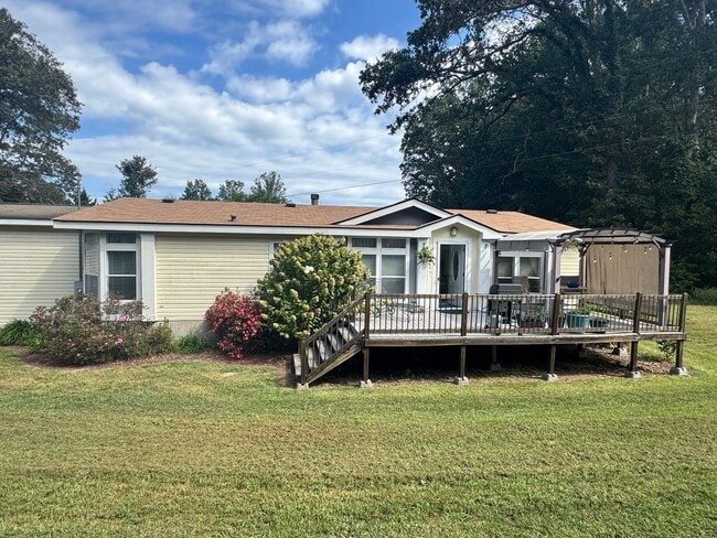 Spacious 3-Bedroom Home with Fenced Lot an... - Spacious 3-Bedroom Home with Fenced Lot an...