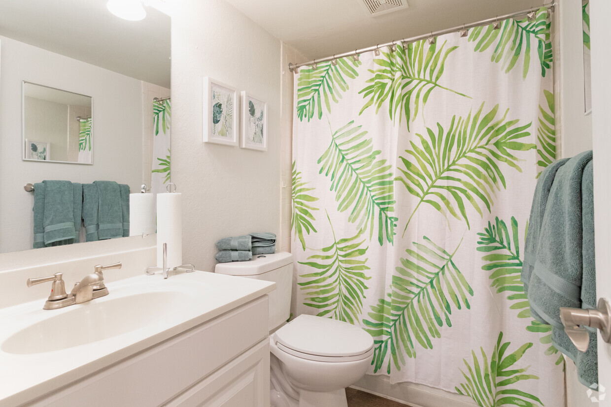 Baño modelo - Oak Manor at Temple Terrace